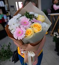 Букет цветов из:  Герберы, Розы и Хризантемы в Тлюстенхабль