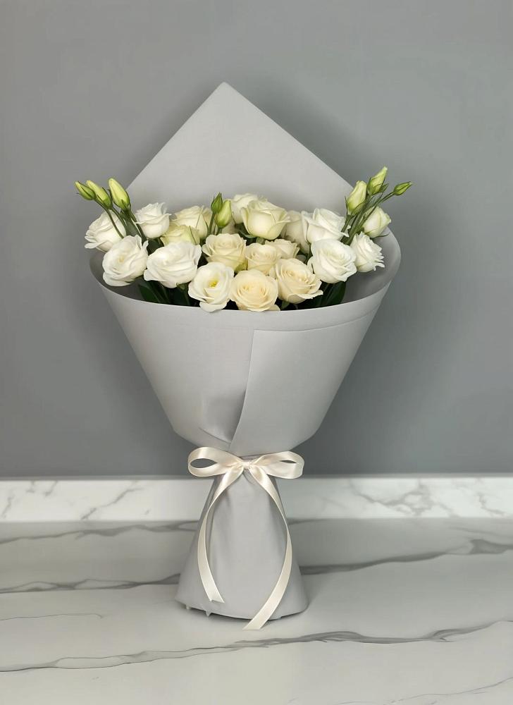 Букет цветов из: Розы и Лизиантусы в Тлюстенхабль