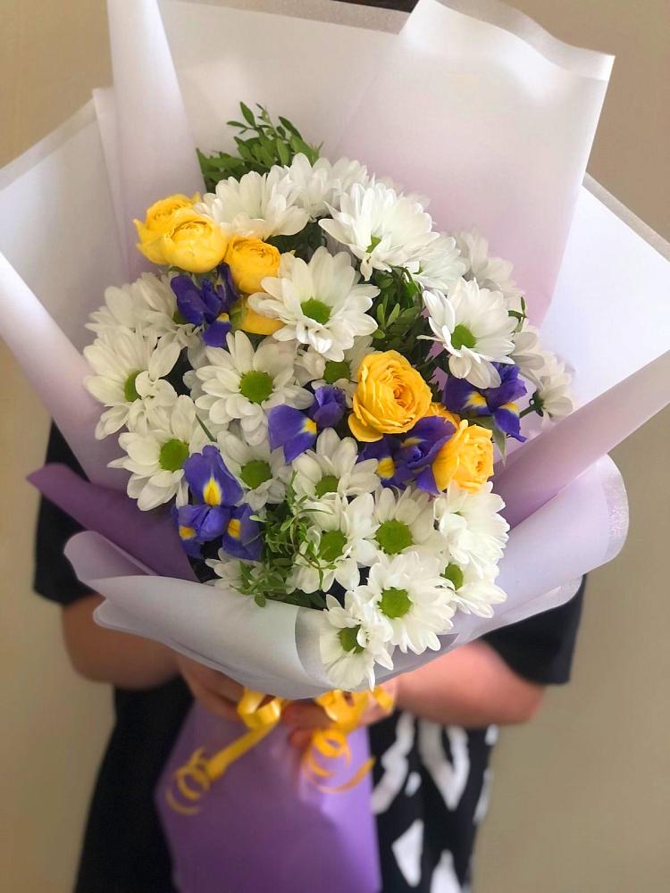 Букет цветов из: Ирисы, Хризантемы и Розы в Тлюстенхабль