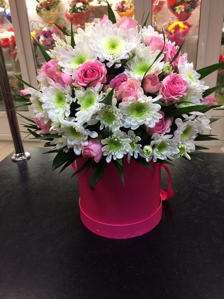 Цветочная композиция из Розы и Хризантемы в шляпной коробке в Тлюстенхабль