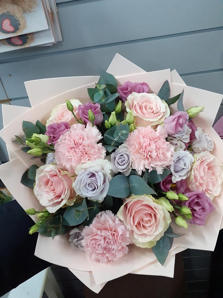 Букет цветов из: Розы, Гвоздики и Лизиантусы в Тлюстенхабль