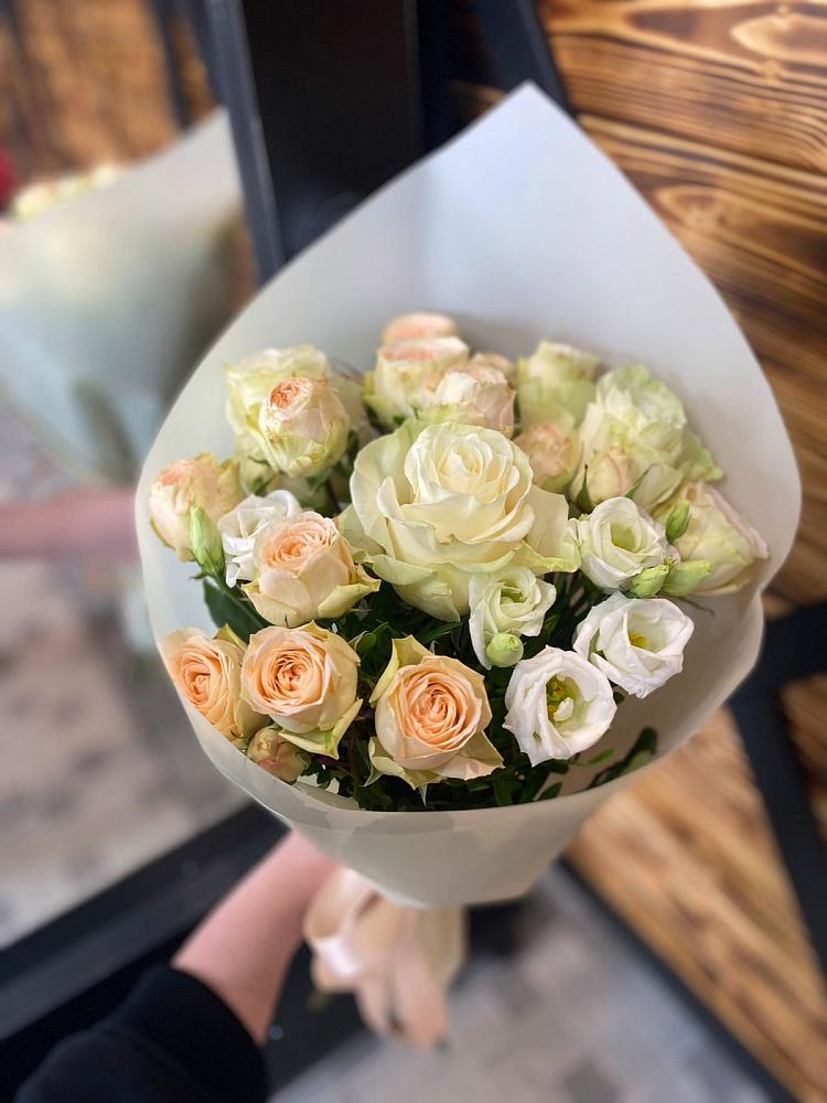 Букет цветов из: Розы и Лизиантусы в Тлюстенхабль